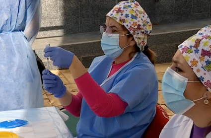Enfermeras preparando vacunas