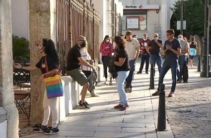 Cola de fans de Robe Iniesta para comprar entradas al concierto