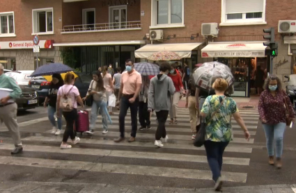 Ciudadanos con mascarilla cruzan un paso de peatones en Badajoz.
