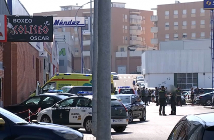 Coches de la Guardia Civil en la calle de las naves intervenidas