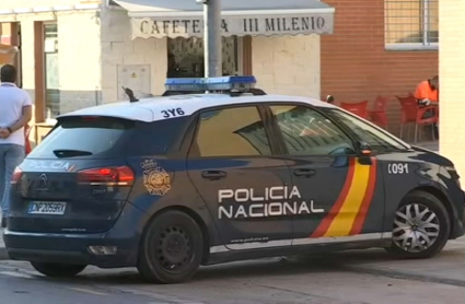 Coche de la Policía Nacional en los Juzgados de Mérida