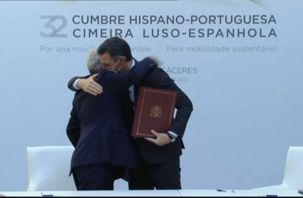 Abrazo entre Sánchez y Costa en la XXXII Cumbre Hispano-Portuguesa