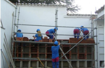 Miembros de la escuela Francisco Mirón realizan trabajos en el cementerio de Plasencia.