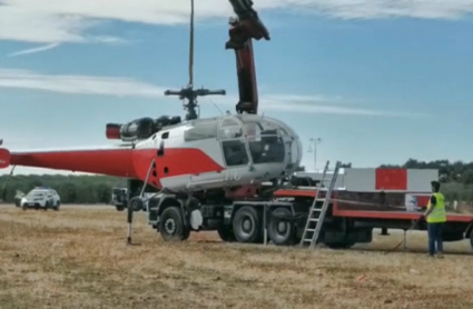 Agente de la Guardia Civil retirando un helicóptero durante los registros