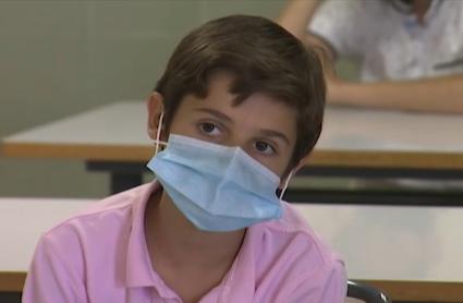 Niño con mascarilla en un colegio extremeño