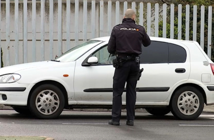 Un policía nacional para a un conductor durante el primer Estado de Alarma 