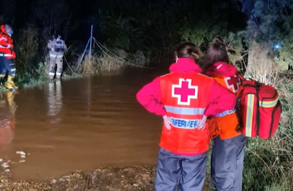 Efectivo de los bomberos y Cruz Roja particpando en el rescate