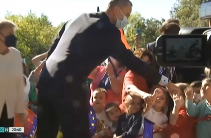 El Rey Felipe VI saludando a niños en Cuacos de Yuste