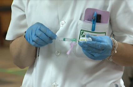 Una enfermera prepara la vacuna contra el COVID-19