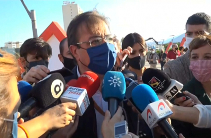 El presIdente extremeño llegando al cuadragésimo congreso del PSOE