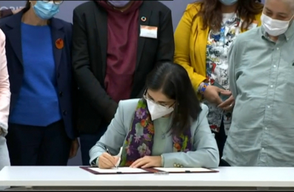 Carolina Darias firmando la orden ministerial