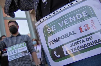 Protesta de interinos frente a la Asamblea de Extremadura