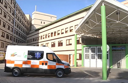 Ambulancia aparcada en la puerta de un hospital