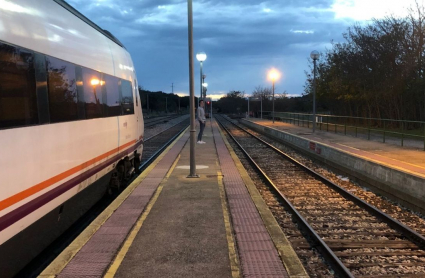 Tren parado en la estación de Almadén esperando que se arregle el tren en sentido contrario