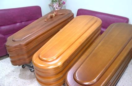 Diversos féretros en una funeraria