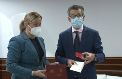 El fiscal superior de Extremadura junto a la presidenta de la Asamblea 