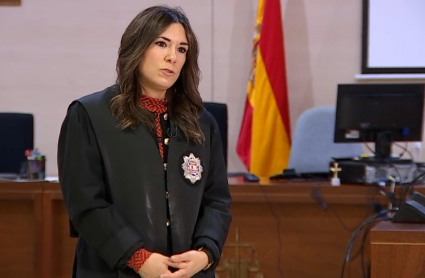 La jueza de 1ª Instancia e Instrucción de Don Benito, María Cobas, en la sala de juicios.