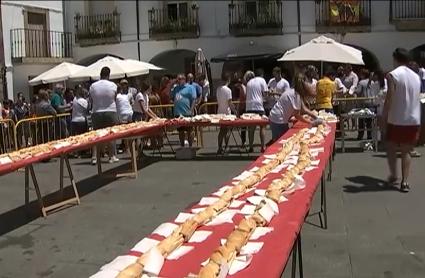 Elaboración de un bocadillo de jamón gigante de 180 metros en Montánchez