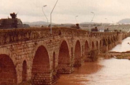 Fotografía histórica del Puente Romano de Mérida con vehículos