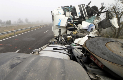 Un accidente de tráfico múltiple entre una veintena de vehículos ocurrido esta madrugada en la autopista AP-2 a la altura del municipio de Castelldans (Lleida), ha provocado el fallecimiento de tres personas -una menor de edad- y nueve heridas, una de ellas también menor de edad que se encuentra en estado crítico.