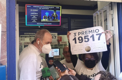 Loteros celebrando el millón de euros repartidos con el 19517