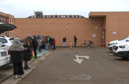 Pacenses esperando a la apertura del nuevo punto de cribado en Badajoz