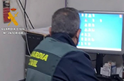 Agente de la Guardia Civil trabajando en la investigación