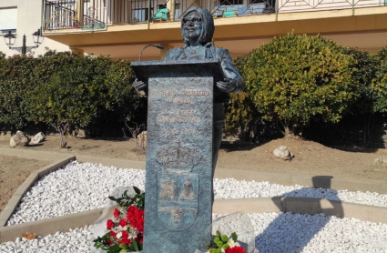 Estatua homenaje a Charo Cordero