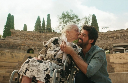 Miguel Ángel Muñoz junto a su tata en el Teatro Romano de Mérida