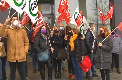 Representantes sindicales, concentrados en la sede de la Inspección de Trabajo antes de la reunión