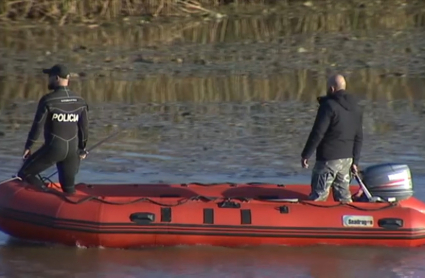 Efectivos de la Policía buscando pistas de Pablo Sierra en el río Guadiana.