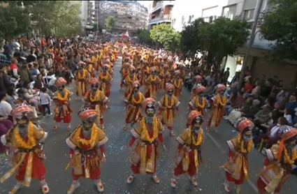 Momento del desfile de comparsas en el Carnaval de 2020.