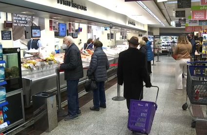 Clientes comprando marisco para Nochebuena en un supermercado