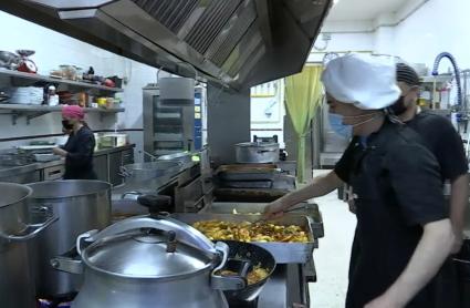 Trabajadores de un restaurante con mascarilla