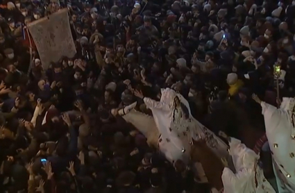 Salida de la procesión de 'La Encamisá' en Torrejoncillo