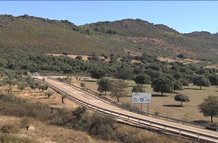 Fincas alrededor de la N-430 a su paso por Fuenlabrada de los Montes.