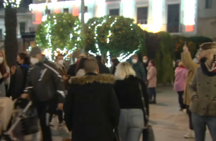 Personas en la Plaza de España de Mérida a la espera de las preuvas