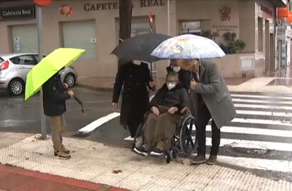 Mayores saliendo de la residencia con sus familiares