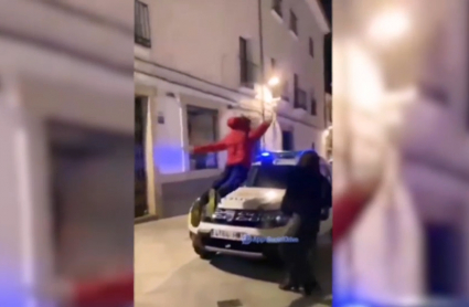 Joven saltando en el coche de la Policía Local de Plasencia