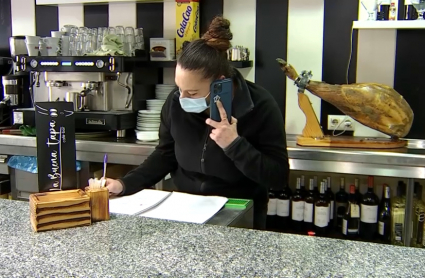 María Gil, en su restaurante de Mérida, anulando una reserva.