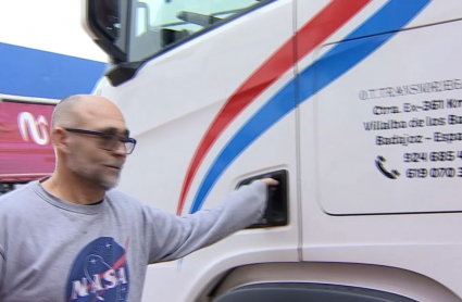 Tino Galán, transportista junto a su camión en Almendralejo.