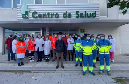 Trabajadores del centro de salud de Navalmoral, concentrados en repulsa de la agresión a su compañero