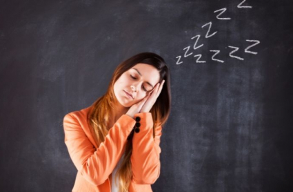 mujer intentando conciliar el sueño