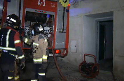 Los bomberos en la entrada de la vivienda