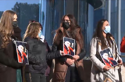 Familiares y amigos de Iván Toribio portan una imagen de la víctima a las puertas de la Audiencia Provincial de Madrid.