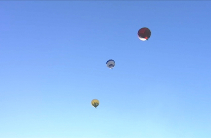 Los Reyes Magos sobrevolando Cáceres en globo