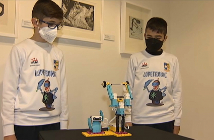 Alumnos del Lope de Vega con su robot