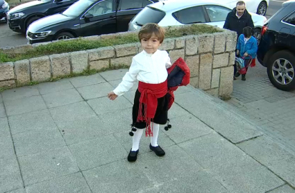 Niño con el traje regional