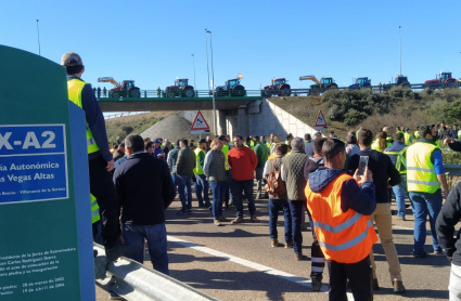 Tractores en la Nacional y manifestantes ocupando la autovía EX-A2