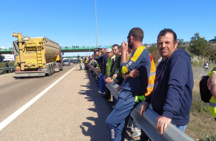 Agricultores permitiendo el paso momentáneo de vehículos en la autovía